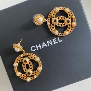 CHANEL pearl earrings in gold hardware. F/W 2019